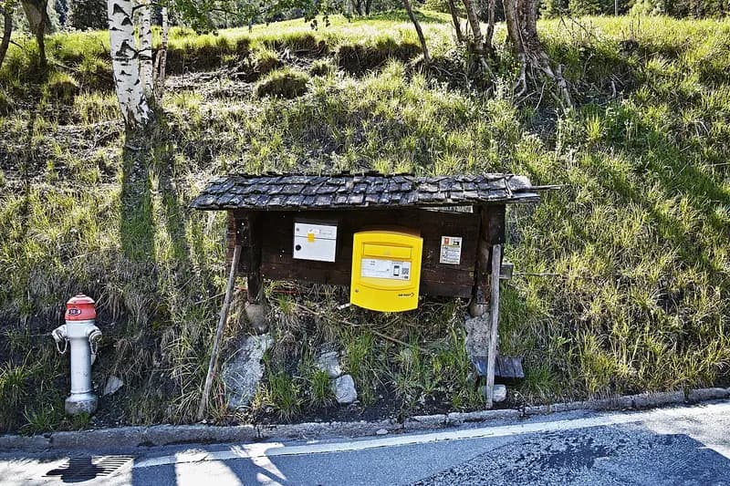 Boîte aux lettres jaune de la Poste suisse