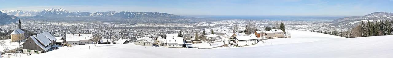 Panorama de montagnes et de la vallée du Rhin